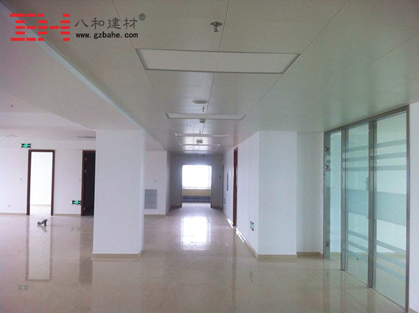特豐藥業大樓勾搭鋁單板及鋁扣板裝飾完畢-八和建材