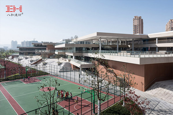 案例欣賞：鋁天花吊頂、鋁型材方通裝飾小學大樓內外部天花
