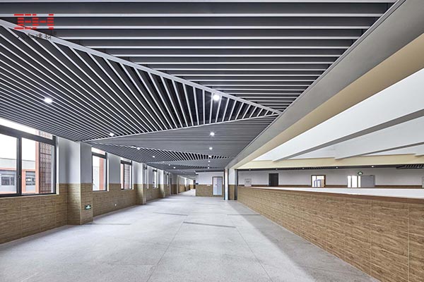 營造開放的室內和走廊環境，學校鋁方通天花吊頂案例